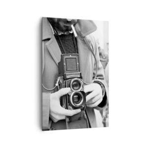 Bild auf Leinwand - Leinwandbild - Schwarz-Weiß-Foto eines Mannes mit einer Retro-Kamera - 80x120cm - Retro-Stil - Moderne Wanddekoration für Wohnzimmer und Schlafzimmer ARTTOR