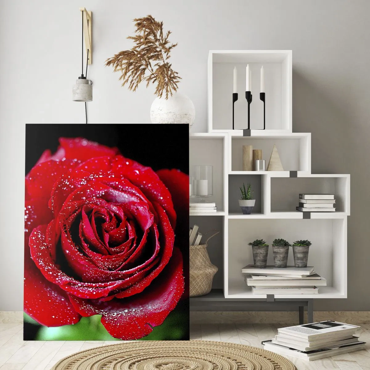 Glasbild - Bild auf glas - Eine rote Rose mit Tautropfen bedeckt auf dunklem Hintergrund - 50x70cm - Das ist Liebe - Moderne Wanddekoration für Wohnzimmer und Schlafzimmer ARTTOR