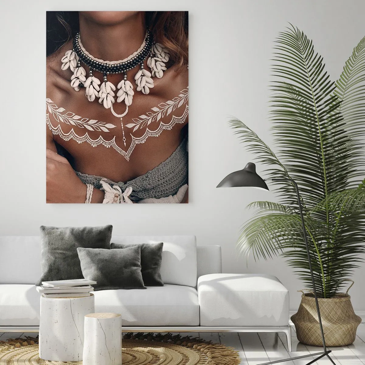 Glasbild - Bild auf glas - Nahaufnahme einer Frau mit einer Muschelkette und einem weißen Tattoo - 50x70cm - Talismane, Rituale der Weiblichkeit - Moderne Wanddekoration für Wohnzimmer und Schlafzimmer ARTTOR