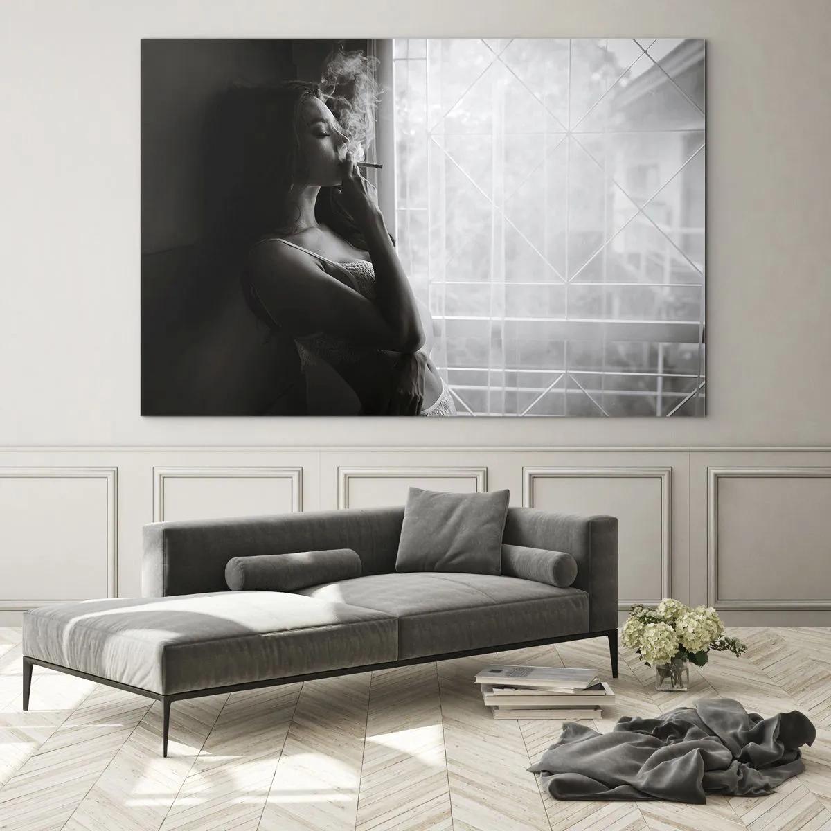 Glasbild - Bild auf glas - Frau raucht am Fenster in Schwarzweiß - 70x50cm - Sinnlicher Moment - Moderne Wanddekoration für Wohnzimmer und Schlafzimmer ARTTOR