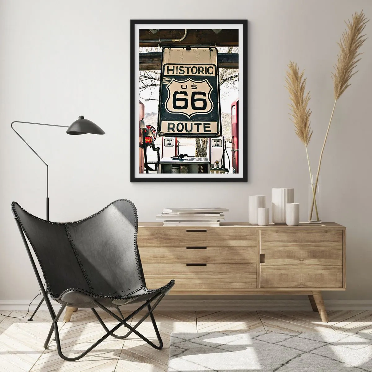 Poster in einem schwarzem Rahmen - Route 66-Schild vor einer Tankstelle - 50x70cm - Amerikanische Retro-Reise - Moderne Wanddekoration für Wohnzimmer und Schlafzimmer ARTTOR
