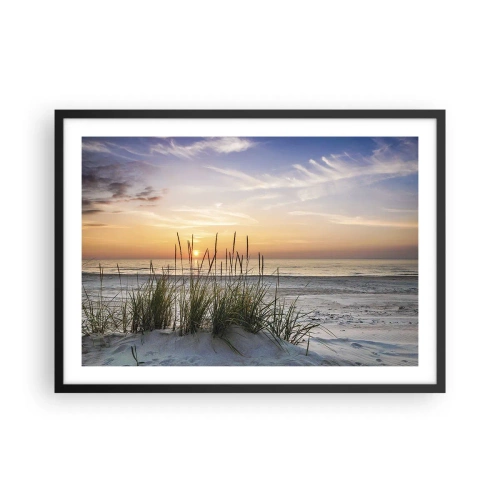 Poster in einem schwarzem Rahmen - Ein Sandstrand bei Sonnenuntergang mit Gras im Hintergrund - 70x50cm - Schau, denk, fühl - Moderne Wanddekoration für Wohnzimmer und Schlafzimmer ARTTOR