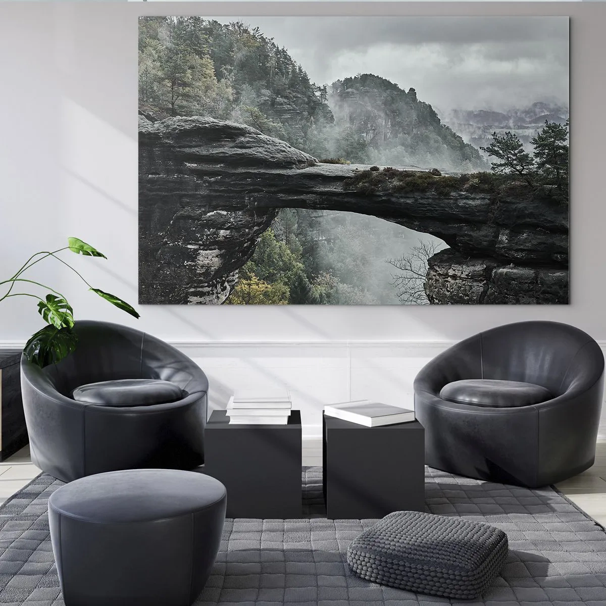 Glasbild - Bild auf glas - Eine Steinbrücke zwischen nebligen Bergen und einer Waldlandschaft - 70x50cm - Abenteuer beginnt gleich - Moderne Wanddekoration für Wohnzimmer und Schlafzimmer ARTTOR