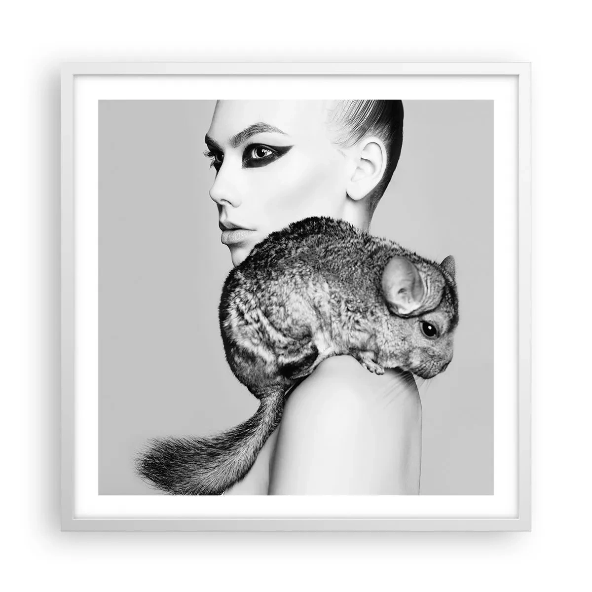 Poster in einem weißen Rahmen - Dame mit einem Chinchilla - 60x60 cm