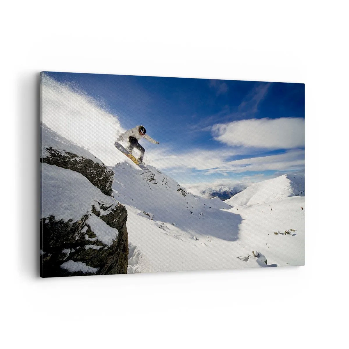 Bild auf Leinwand - Leinwandbild - Ein Snowboarder springt von einer Klippe mit schneebedeckten Bergen im Hintergrund. - 100x70cm - Freiheit ohne Grenzen - Moderne Wanddekoration für Wohnzimmer und Schlafzimmer ARTTOR