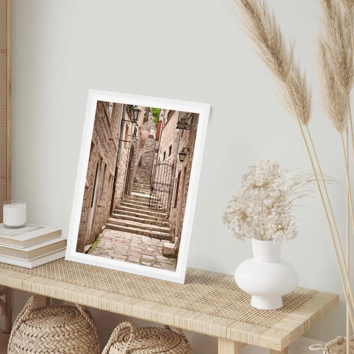 Poster in einem weißen Rahmen - Eine magische alte Gasse - 61x91 cm