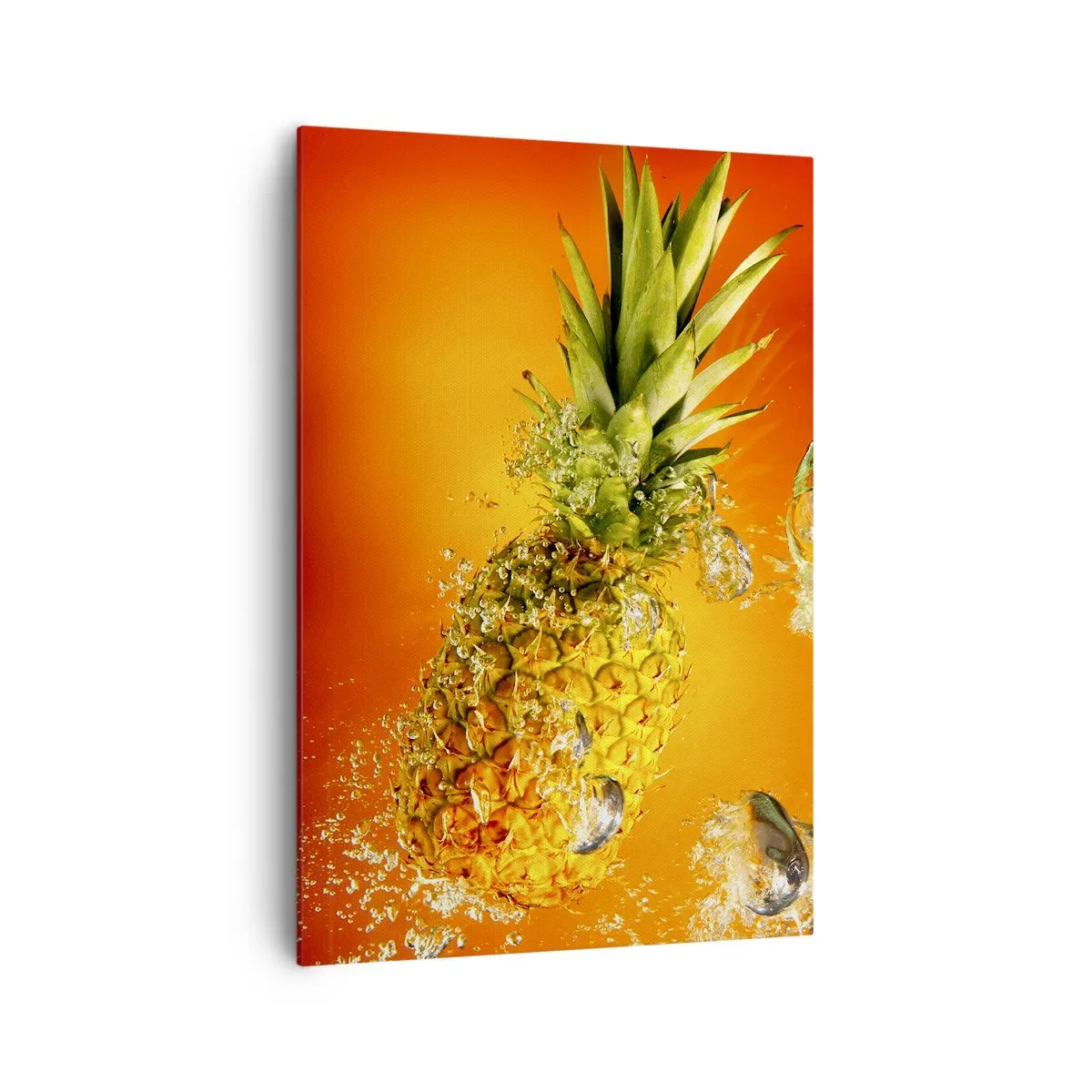 Bild auf Leinwand - Leinwandbild - Eine in Wasser getauchte Ananas vor einem orangefarbenen Hintergrund mit Farbverlauf. - 70x100cm - Tropisch saftige Frische - Moderne Wanddekoration für Wohnzimmer und Schlafzimmer ARTTOR