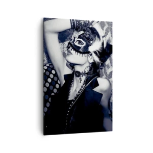 Bild auf Leinwand - Leinwandbild - Eine Frau mit einer venezianischen Maske vor einem Hintergrund aus kunstvollen Mustern. - 80x120cm - Dekorationen, Ornamente, Muster ... - Moderne Wanddekoration für Wohnzimmer und Schlafzimmer ARTTOR