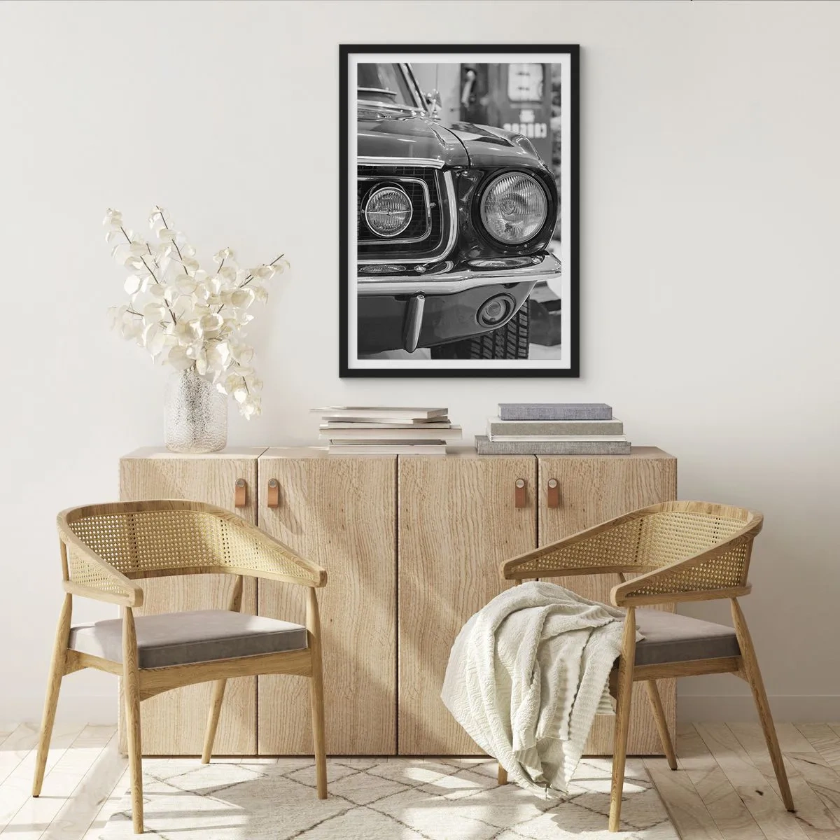 Poster in einem schwarzem Rahmen - Schwarz-Weiß-Nahaufnahme der Front eines Oldtimers - 50x70cm - Wilder Ritt - Moderne Wanddekoration für Wohnzimmer und Schlafzimmer ARTTOR