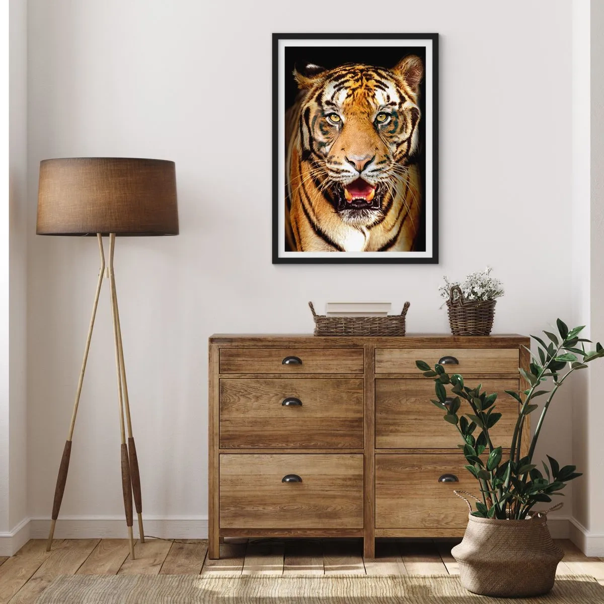 Poster in einem schwarzem Rahmen - Porträt eines Tigers auf schwarzem Hintergrund - 50x70cm - Wild im Herzen - Moderne Wanddekoration für Wohnzimmer und Schlafzimmer ARTTOR