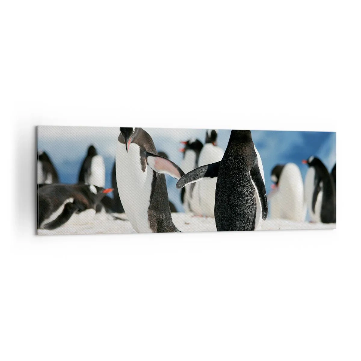 Bild auf Leinwand - Leinwandbild - Eine Gruppe Pinguine im Schnee in einer antarktischen Landschaft - 160x50cm - Tanzen im Schnee - Moderne Wanddekoration für Wohnzimmer und Schlafzimmer ARTTOR