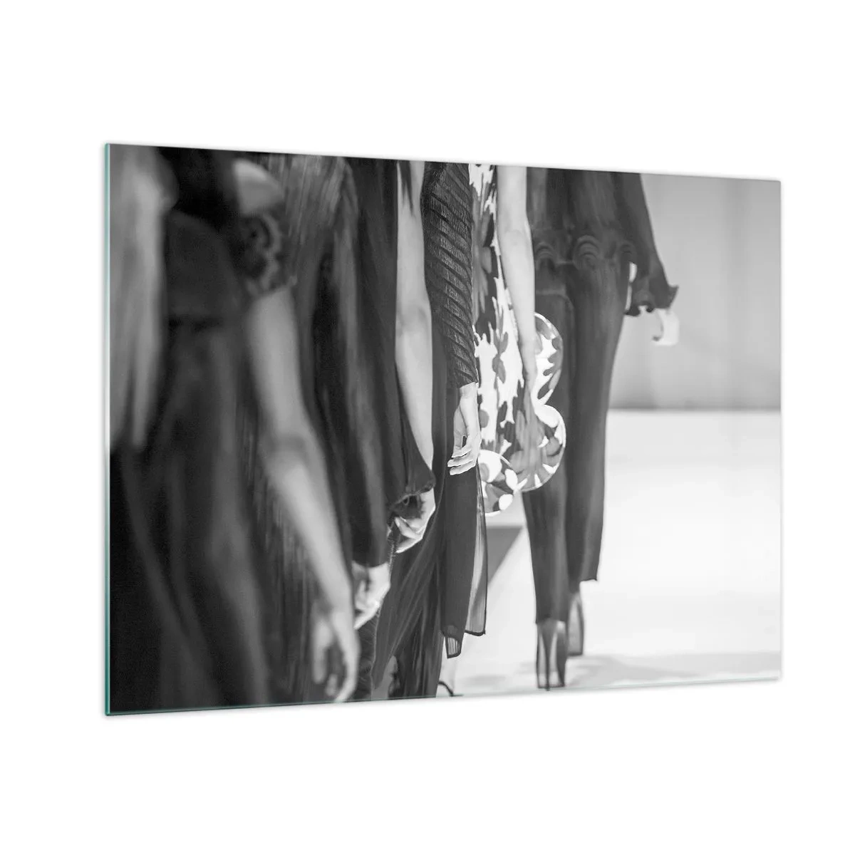 Glasbild - Bild auf glas - Eine Schwarz-Weiß-Szene einer Modenschau mit Models auf dem Laufsteg. - 70x50cm - Eine stilvolle Parade - Moderne Wanddekoration für Wohnzimmer und Schlafzimmer ARTTOR