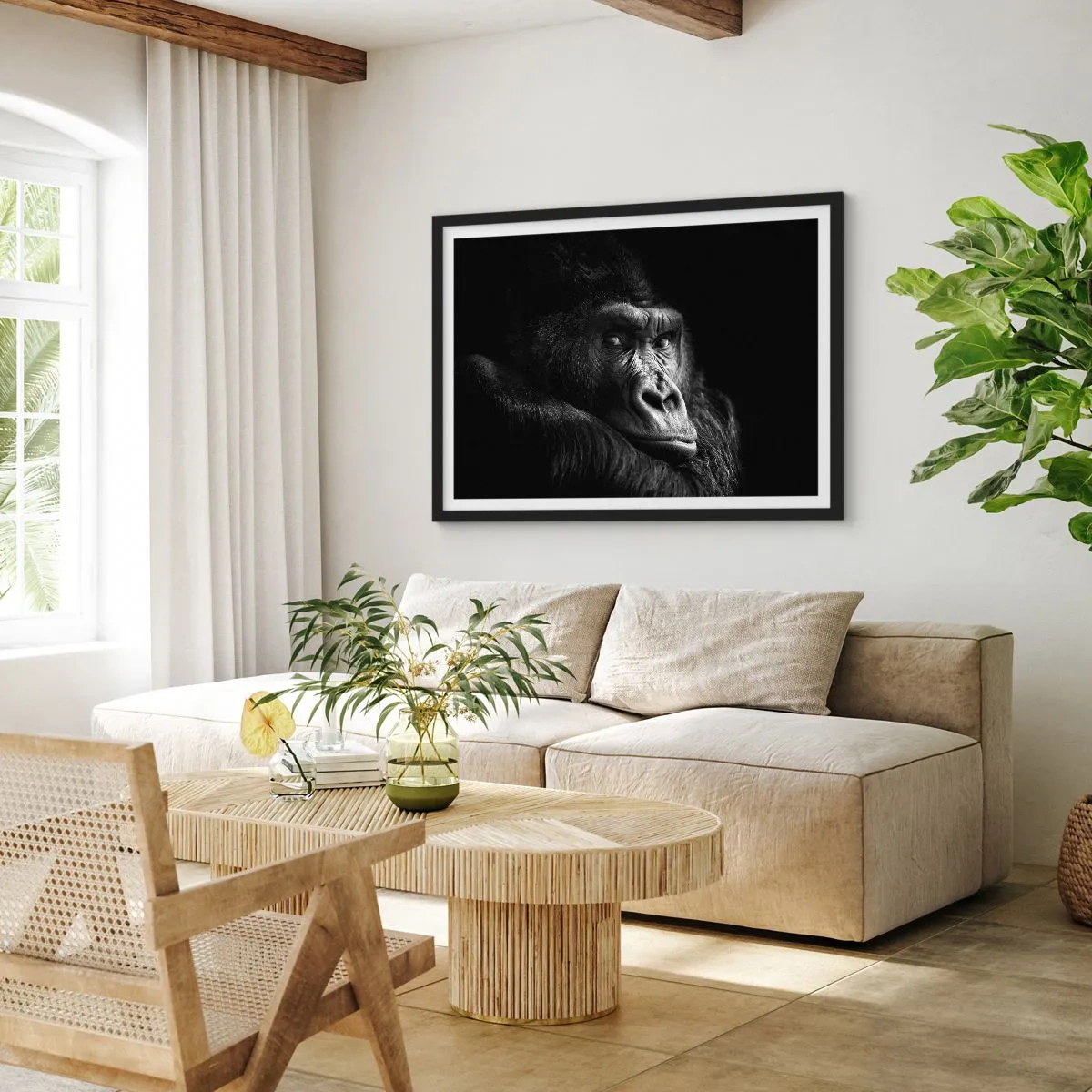 Poster in einem schwarzem Rahmen - Schwarz-Weiß-Porträt eines majestätischen Gorillas - 100x70cm - Und was guckst du so? - Moderne Wanddekoration für Wohnzimmer und Schlafzimmer ARTTOR