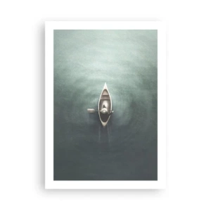 Poster - Eine Vogelperspektive auf ein Boot, das auf ruhigem Wasser treibt - 50x70cm - Durch den Mondsee - Moderne Wanddekoration für Wohnzimmer und Schlafzimmer ARTTOR