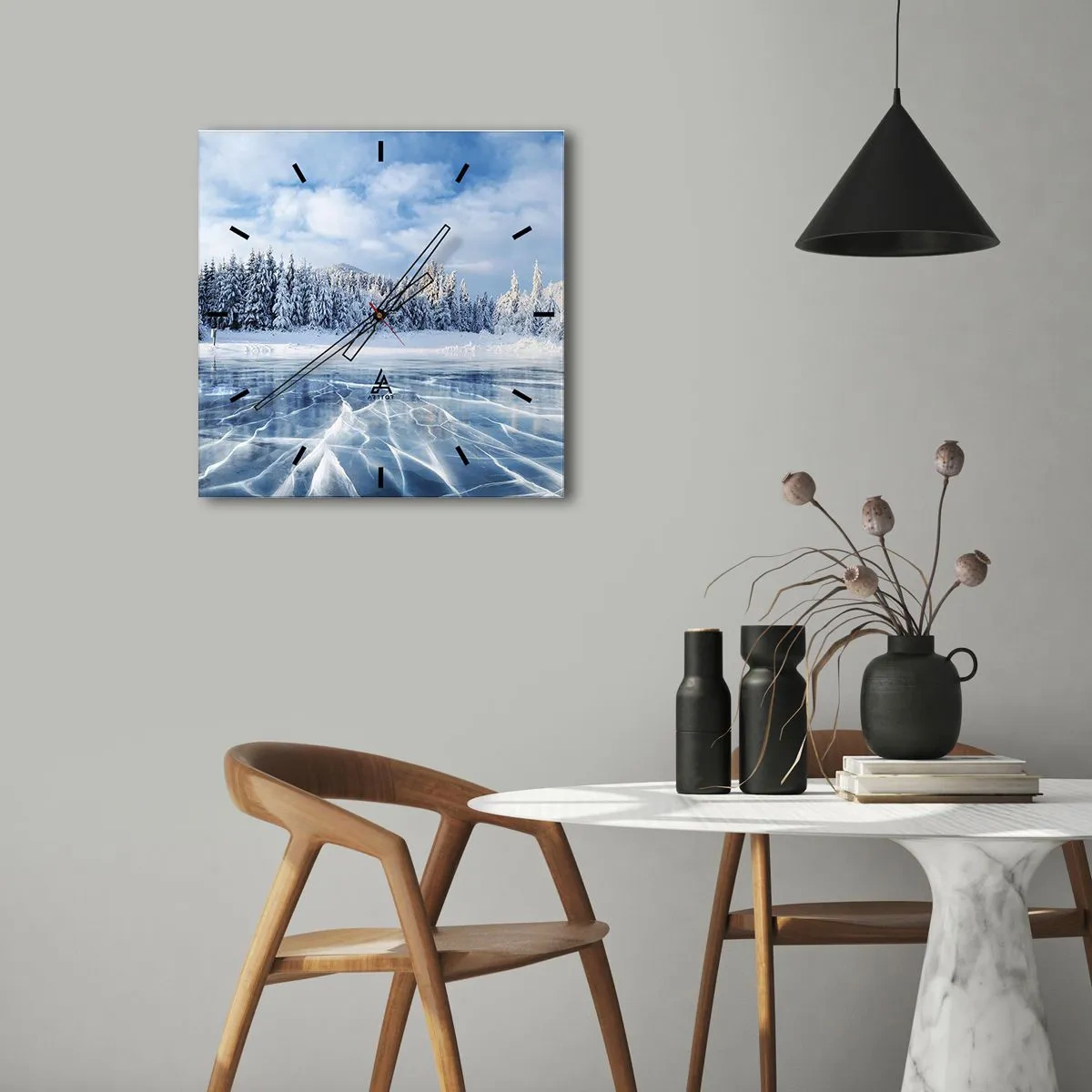 Wanduhr - Glasuhr - Ein zugefrorener See, umgeben von einem schneebedeckten Wald - 30x30cm - Eine schillernde und kristallklare Aussicht - Moderne Wanddekoration für Wohnzimmer und Schlafzimmer ARTTOR