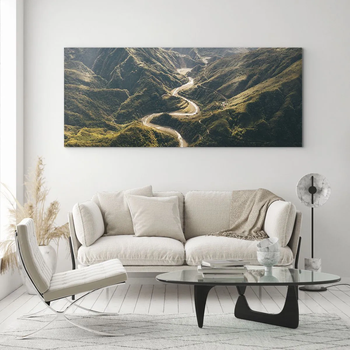 Glasbild - Bild auf glas - Eine Berglandschaft mit einer kurvenreichen Straße zwischen grünen Hügeln - 160x50cm - Direkt aus dem Herzen der Berge - Moderne Wanddekoration für Wohnzimmer und Schlafzimmer ARTTOR