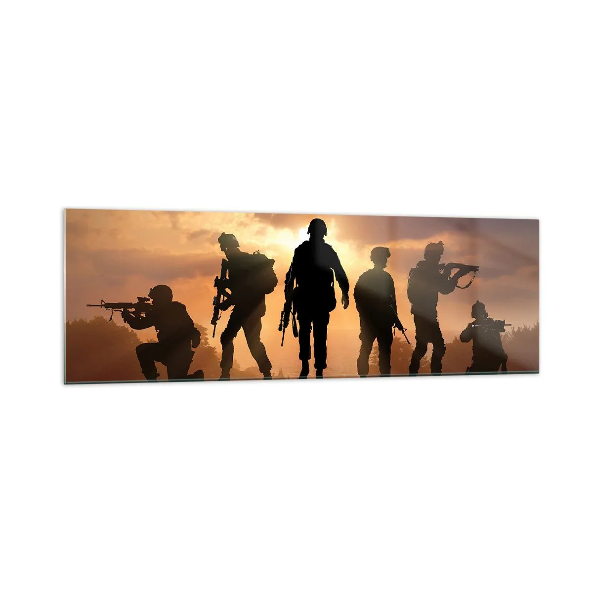 Glasbild - Bild auf glas - Soldaten vor dem Hintergrund der untergehenden Sonne in einer dynamischen Umgebung - 160x50cm - Waffenbrüder - Moderne Wanddekoration für Wohnzimmer und Schlafzimmer ARTTOR