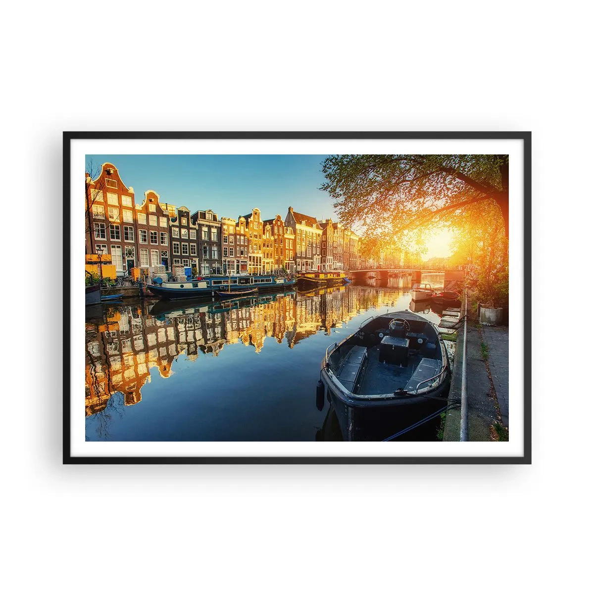 Poster in einem schwarzem Rahmen - Amsterdamer Kanal bei Sonnenuntergang - 100x70cm - Morgen in Amsterdam - Moderne Wanddekoration für Wohnzimmer und Schlafzimmer ARTTOR