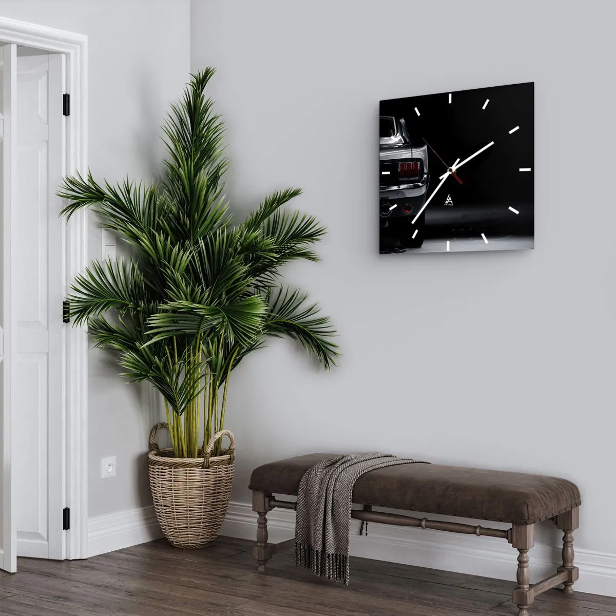 Wanduhr - Glasuhr - Ein Schwarzweißbild des Hecks eines Oldtimers vor dunklem Hintergrund. - 30x30cm - Charme des Klassikers - Moderne Wanddekoration für Wohnzimmer und Schlafzimmer ARTTOR