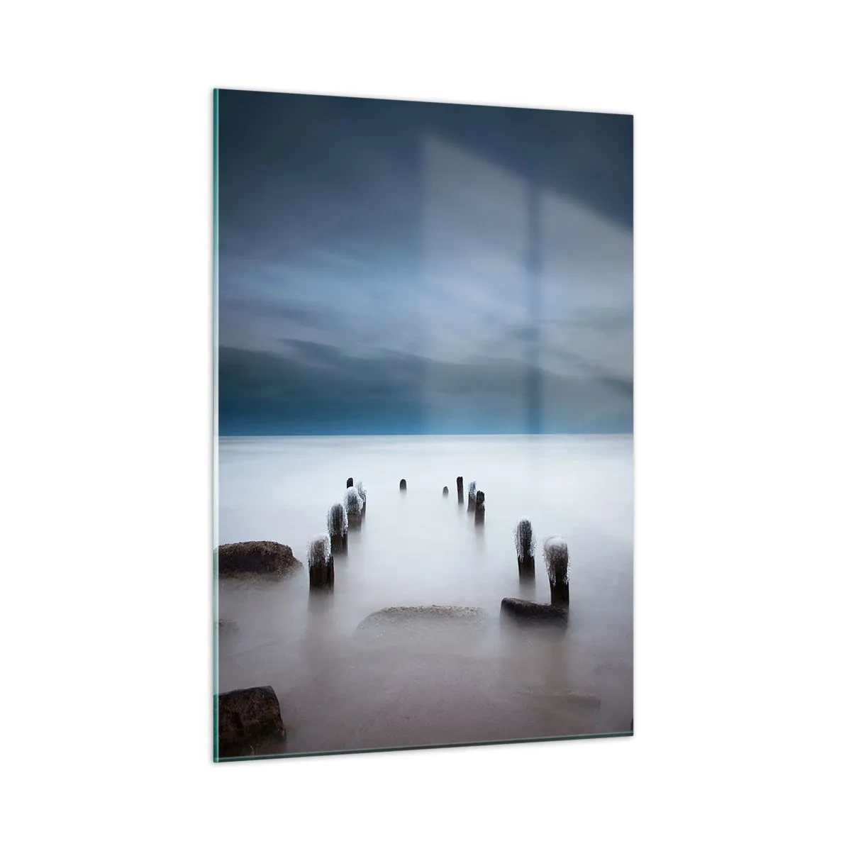 Glasbild - Bild auf glas - Stimmungsvolle Küstenlandschaft mit Holzpfählen - 50x70cm - Nachdenklicher See - Moderne Wanddekoration für Wohnzimmer und Schlafzimmer ARTTOR