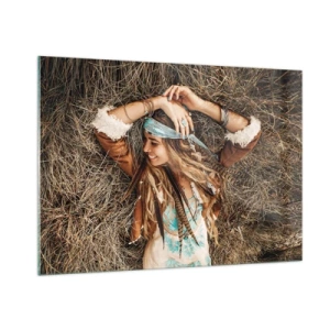 Glasbild - Bild auf glas - Frau im Boho-Stil liegt lächelnd im Heu - 100x70cm - Auf dem Weg in den Sommer der Liebe - Moderne Wanddekoration für Wohnzimmer und Schlafzimmer ARTTOR