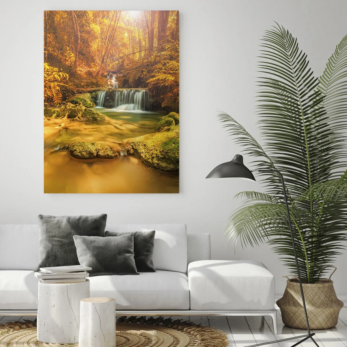 Glasbild - Bild auf glas - Ein goldener Wasserfall in einem herbstlichen Wald, umgeben von Grün - 80x120cm - Waldkaskade in Gold - Moderne Wanddekoration für Wohnzimmer und Schlafzimmer ARTTOR