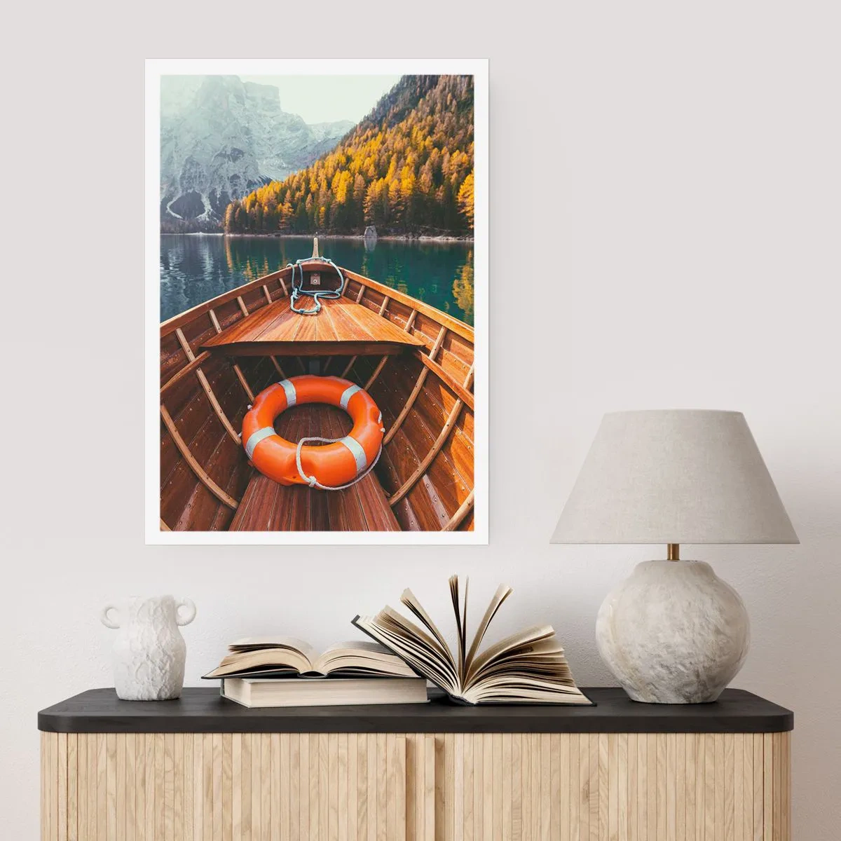 Poster - Ein Holzboot auf einem von Bergen umgebenen See - 50x70cm - Bergreise - Moderne Wanddekoration für Wohnzimmer und Schlafzimmer ARTTOR