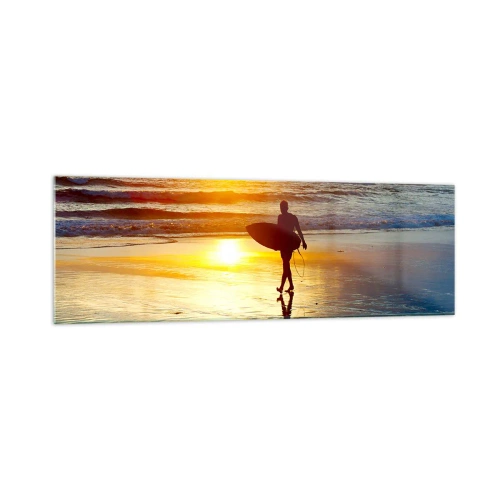 Glasbild - Bild auf glas - Ein Surfer geht bei Sonnenuntergang mit einem Brett in der Hand am Strand spazieren. - 160x50cm - Die Rückkehr des Kriegers - Moderne Wanddekoration für Wohnzimmer und Schlafzimmer ARTTOR
