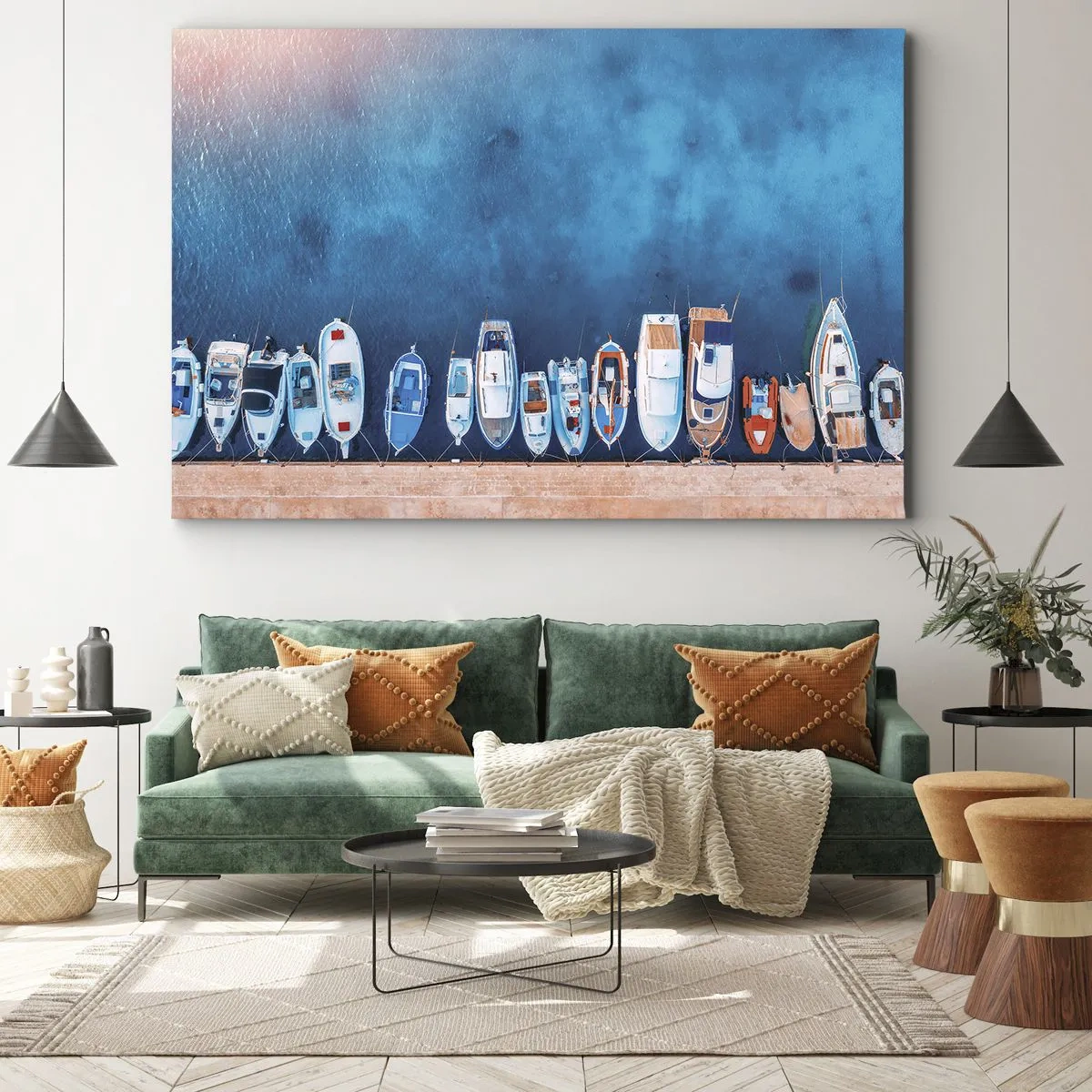 Bild auf Leinwand - Leinwandbild - Boote vertäut am Ufer vor dem blauen Wasser - 70x50cm - In einer Reihe - Moderne Wanddekoration für Wohnzimmer und Schlafzimmer ARTTOR