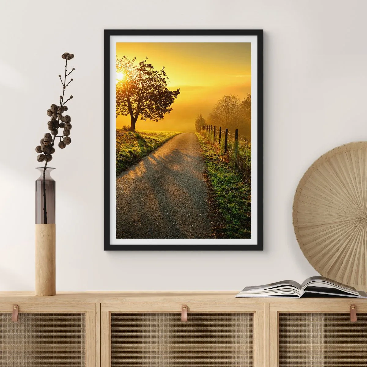 Poster in einem schwarzem Rahmen - Eine Straße zwischen den Feldern bei Sonnenaufgang - 50x70cm - Honig-Nachmittag - Moderne Wanddekoration für Wohnzimmer und Schlafzimmer ARTTOR