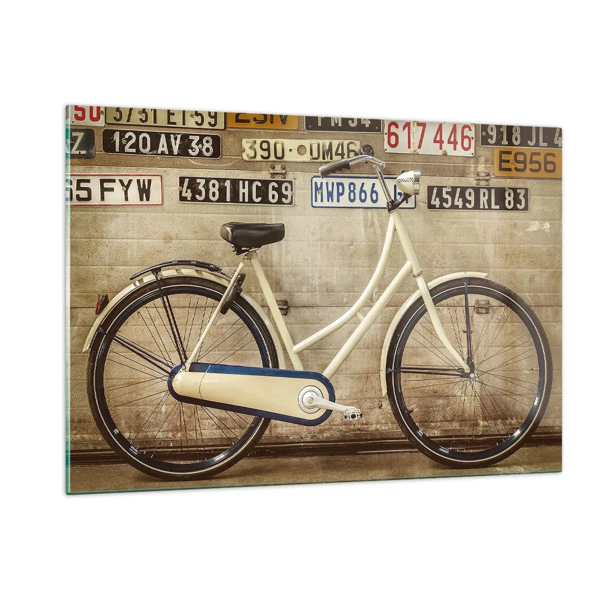 Glasbild - Bild auf glas - Ein altes Fahrrad an einer Wand mit Nummernschildern - 120x80cm - Keine Komplexe - Moderne Wanddekoration für Wohnzimmer und Schlafzimmer ARTTOR