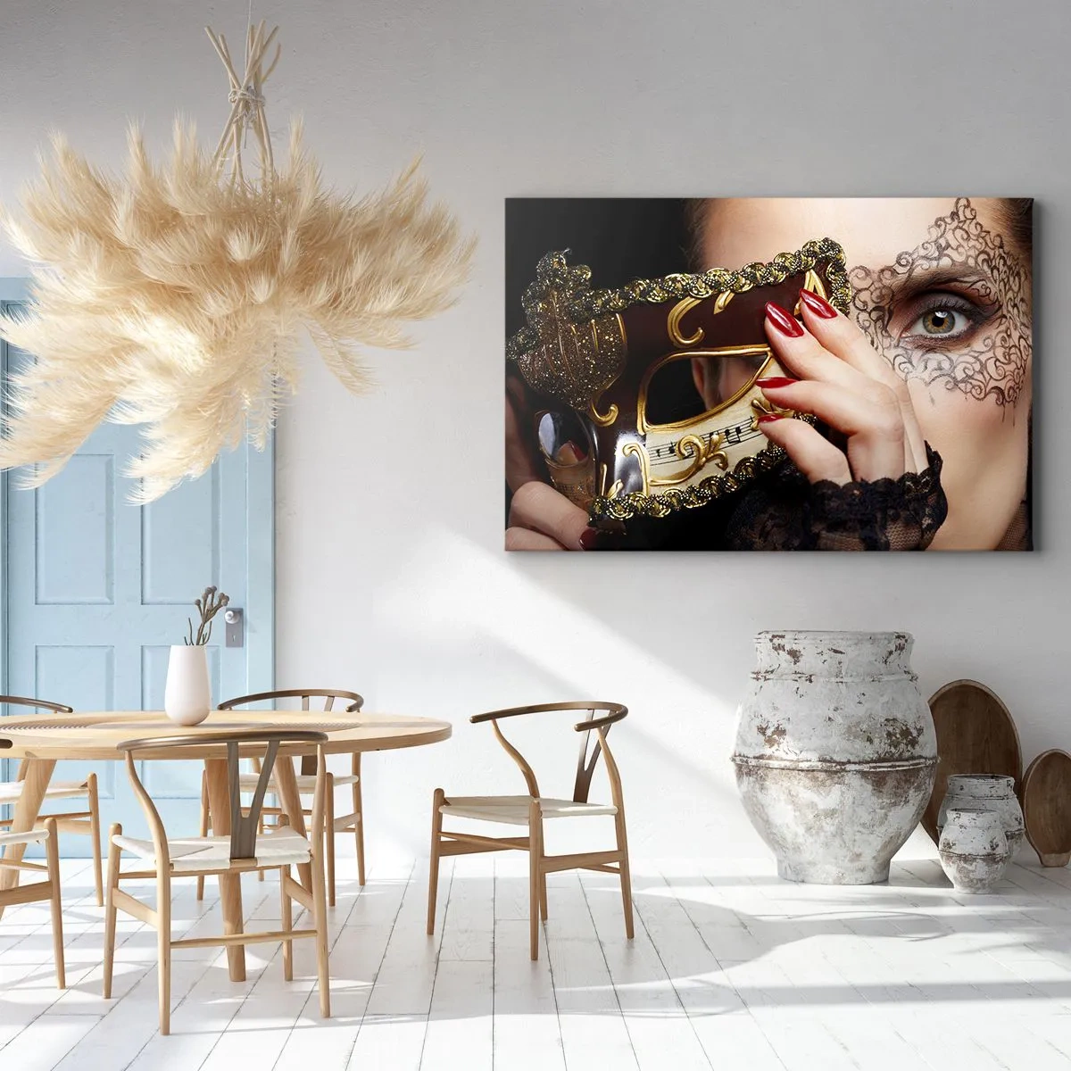 Bild auf Leinwand - Leinwandbild - Eine Frau trägt eine mit Gold und Spitze verzierte venezianische Maske. - 70x50cm - Meine Welt ist barock - Moderne Wanddekoration für Wohnzimmer und Schlafzimmer ARTTOR