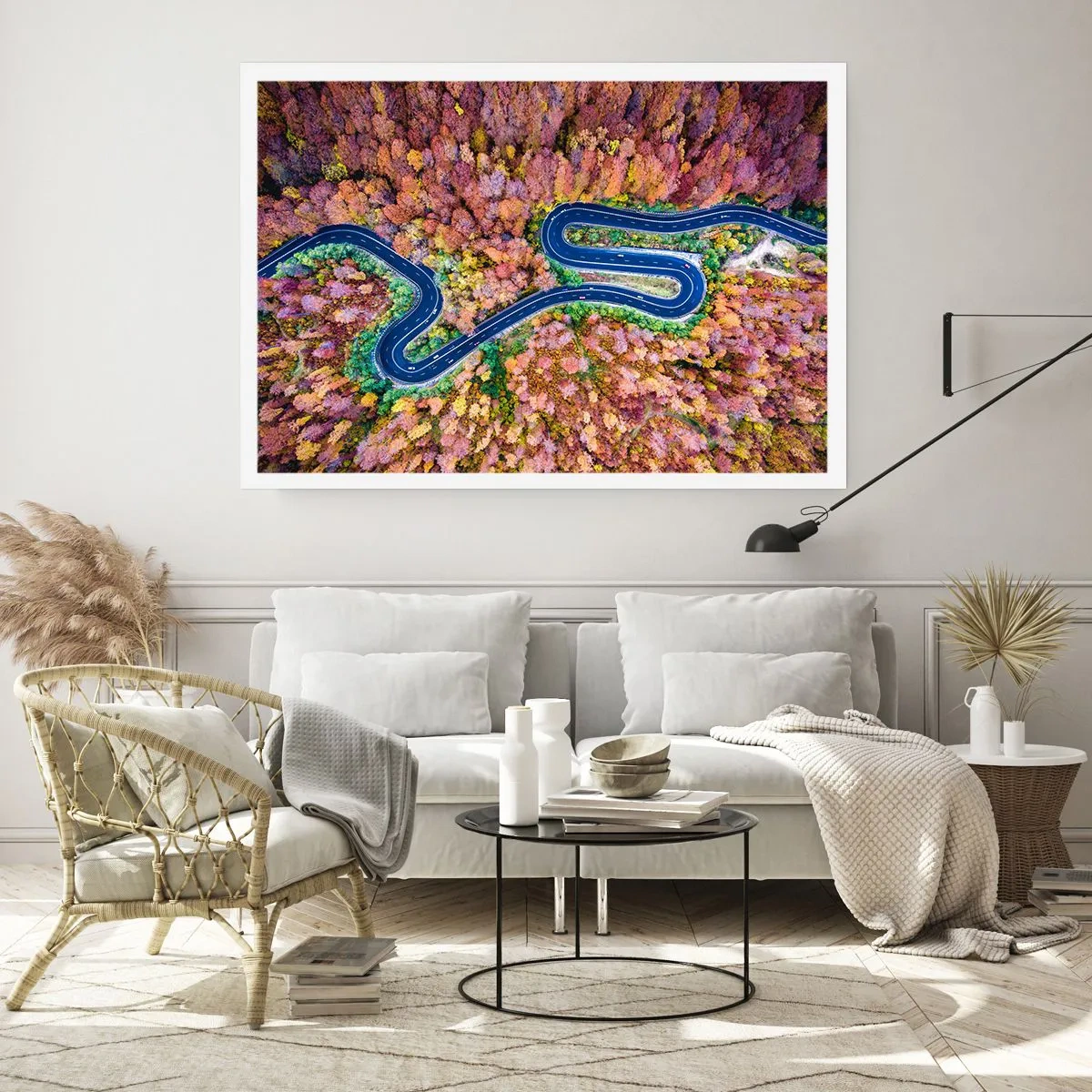 Poster - Eine kurvenreiche Straße in einem herbstlichen Wald aus der Vogelperspektive gesehen - 100x70cm - Kurvenreicher Weg durch den Wald - Moderne Wanddekoration für Wohnzimmer und Schlafzimmer ARTTOR