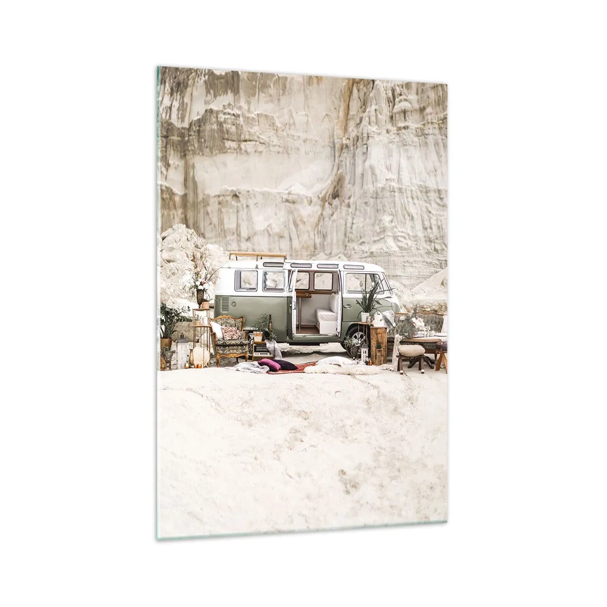 Glasbild - Bild auf glas - Ein Retro-Camper im Boho-Design vor einer felsigen Landschaft. - 70x100cm - Es ist die Zeit, die Reise zu beginnen - Moderne Wanddekoration für Wohnzimmer und Schlafzimmer ARTTOR