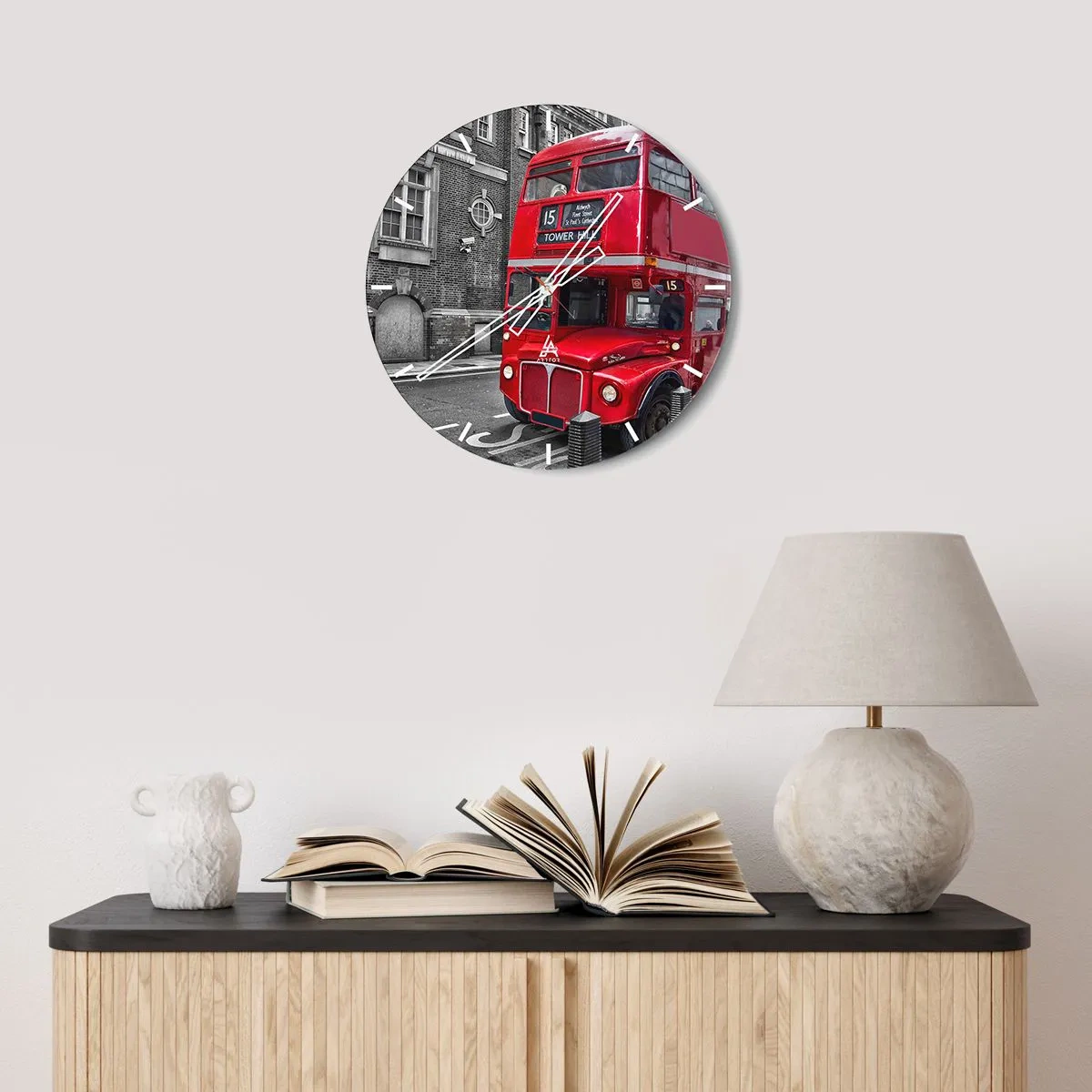 Wanduhr - Glasuhr - Ein roter Londoner Bus vor der Kulisse historischer Gebäude - 30x30cm - Immer gleich - Moderne Wanddekoration für Wohnzimmer, Küche und Schlafzimmer ARTTOR