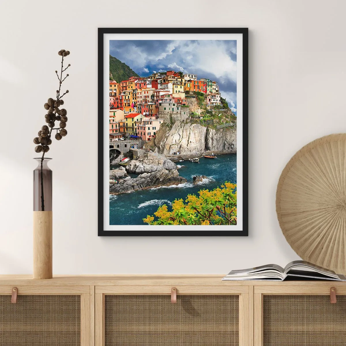 Poster in einem schwarzem Rahmen - Bunte Häuser auf den Felsen am Meer in einer malerischen Stadt - 50x70cm - Eine Gruppe umarmt die Felsen - Moderne Wanddekoration für Wohnzimmer und Schlafzimmer ARTTOR