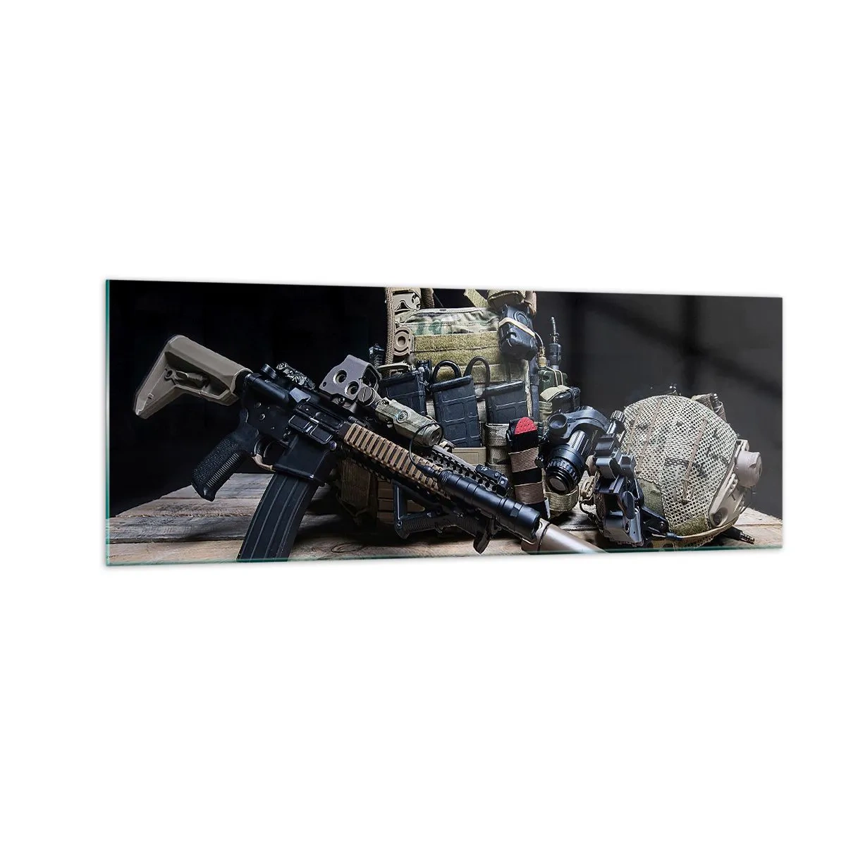 Glasbild - Bild auf glas - Taktische Ausrüstung mit einem Gewehr auf einem Holztisch - 140x50cm - Sich ausruhen! - Moderne Wanddekoration für Wohnzimmer und Schlafzimmer ARTTOR