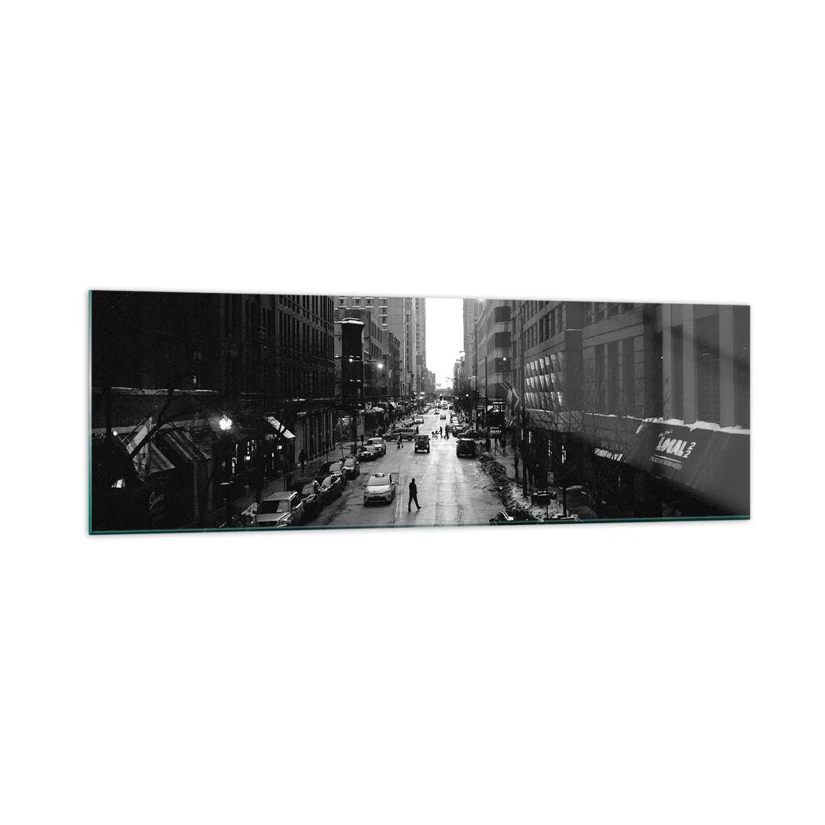 Glasbild - Bild auf glas - Eine schwarz-weiße Straße mitten in der Stadt mit Autos und Fußgängern - 160x50cm - Ein weiterer Tag wie jeder andere Tag - Moderne Wanddekoration für Wohnzimmer und Schlafzimmer ARTTOR