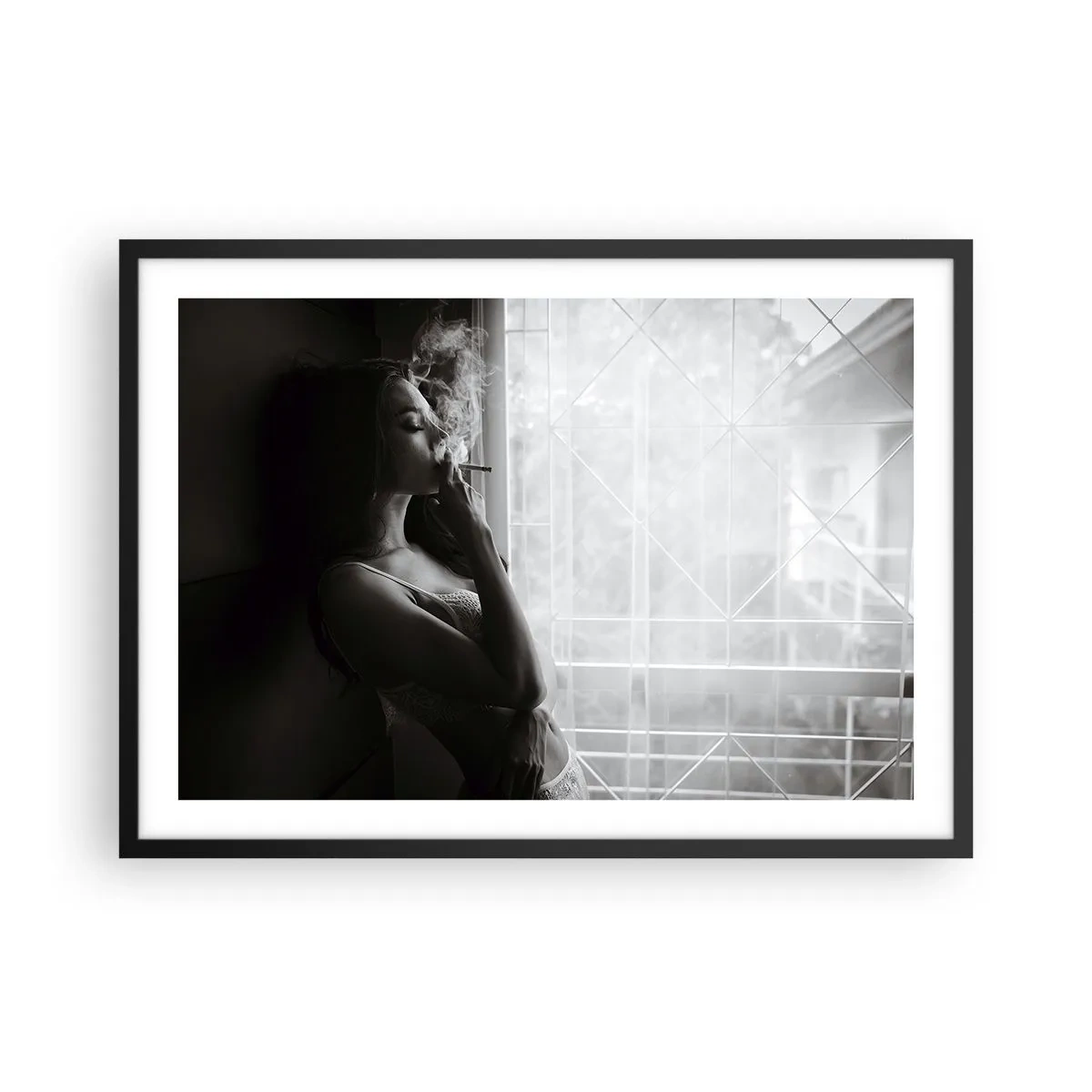 Poster in einem schwarzem Rahmen - Eine Frau in sinnlicher Pose auf einem Schwarzweißfoto - 70x50cm - Sinnlicher Moment - Moderne Wanddekoration für Wohnzimmer und Schlafzimmer ARTTOR