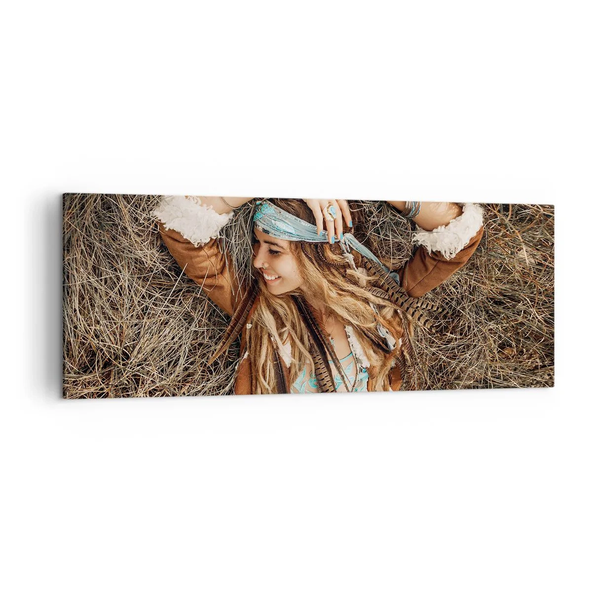 Bild auf Leinwand - Leinwandbild - Frau im Boho-Stil liegt auf Heu - 140x50cm - Auf dem Weg in den Sommer der Liebe - Moderne Wanddekoration für Wohnzimmer und Schlafzimmer ARTTOR