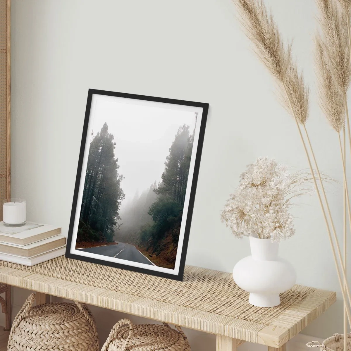 Poster in einem schwarzem Rahmen - Eine kurvenreiche Straße zwischen Bäumen, in Nebel gehüllt - 50x70cm - Eine Geschichte von einem magischen Wald - Moderne Wanddekoration für Wohnzimmer und Schlafzimmer ARTTOR
