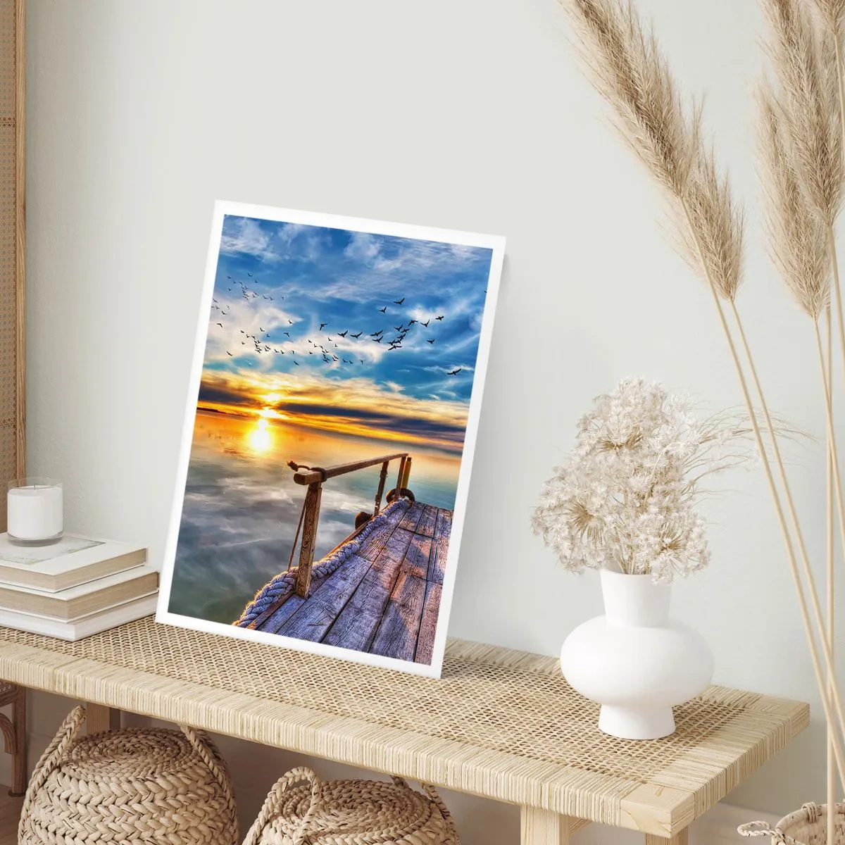 Poster - Holzsteg über dem See bei Sonnenuntergang - 50x70cm - Der Wind geht zur Ruhe - Moderne Wanddekoration für Wohnzimmer und Schlafzimmer ARTTOR