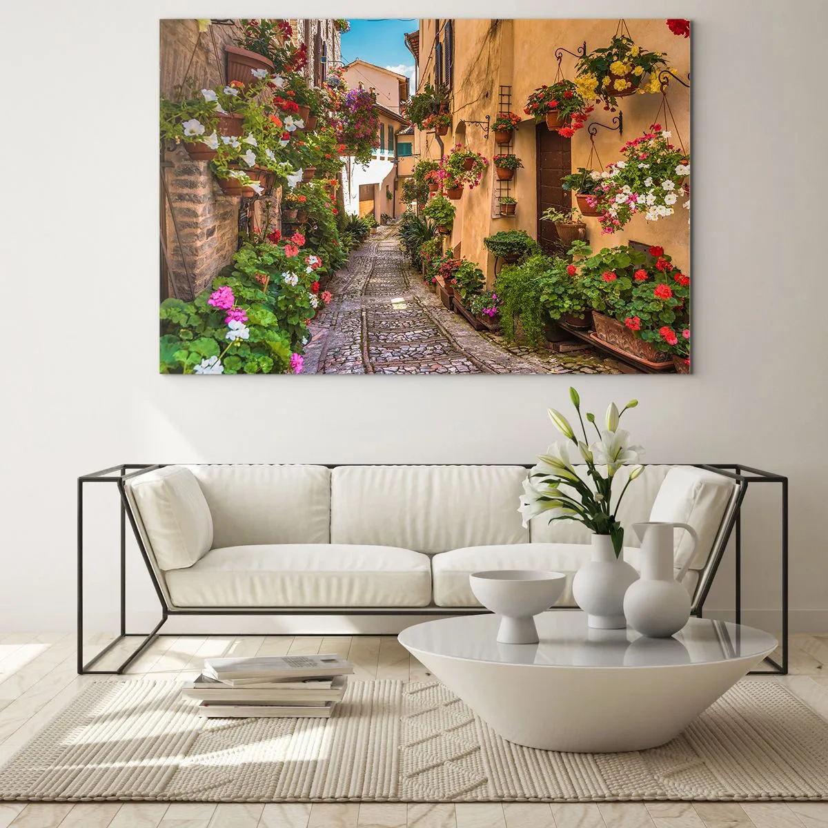 Glasbild - Bild auf glas - Eine charmante italienische Gasse mit Topfblumen und einer Kopfsteinpflasterstraße - 70x50cm - Italienische Gasse - Moderne Wanddekoration für Wohnzimmer und Schlafzimmer ARTTOR