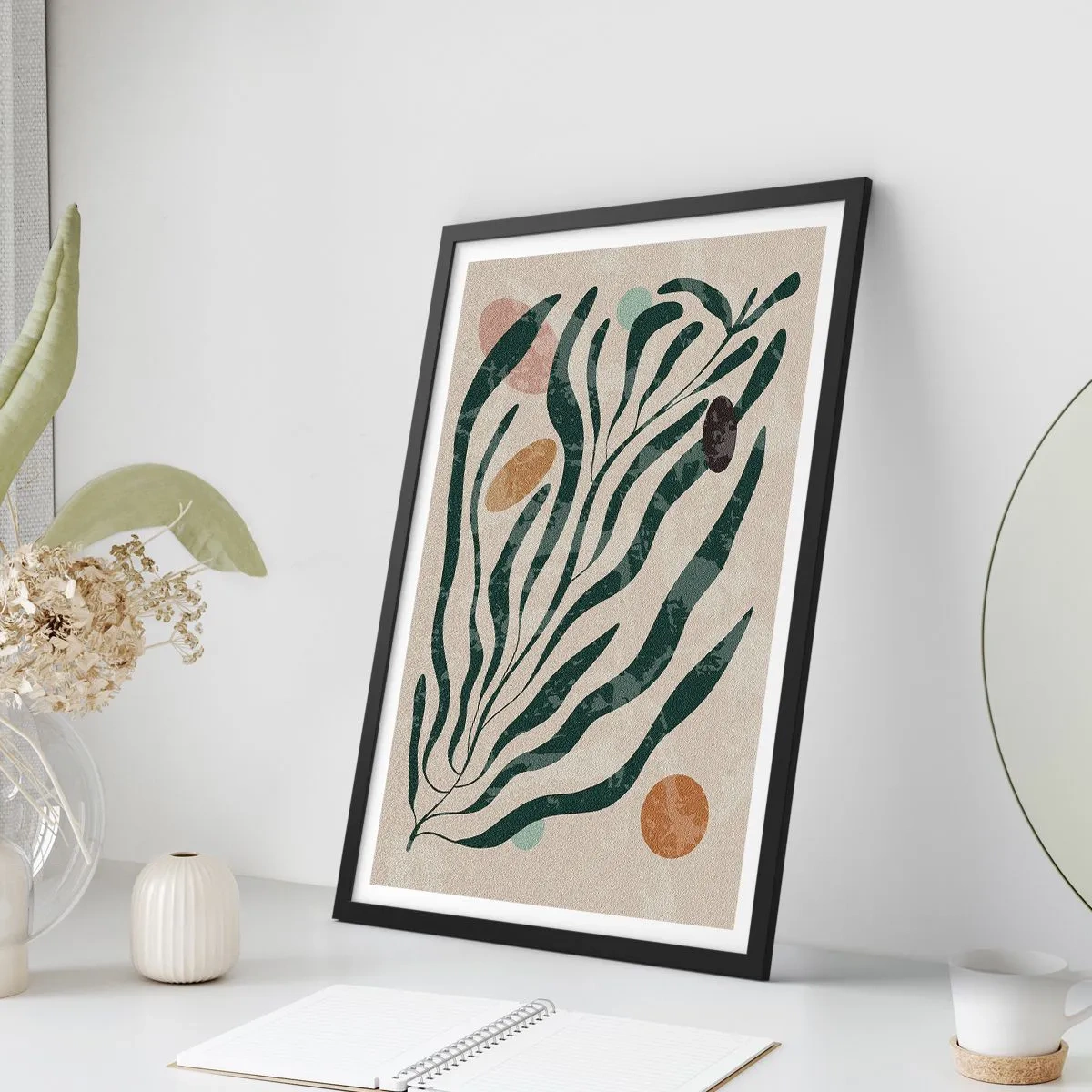 Poster in einem schwarzem Rahmen - Abstrakte Pflanzenkomposition in Grün und Beige - 50x70cm - Im Grünen - Moderne Wanddekoration für Wohnzimmer und Schlafzimmer ARTTOR