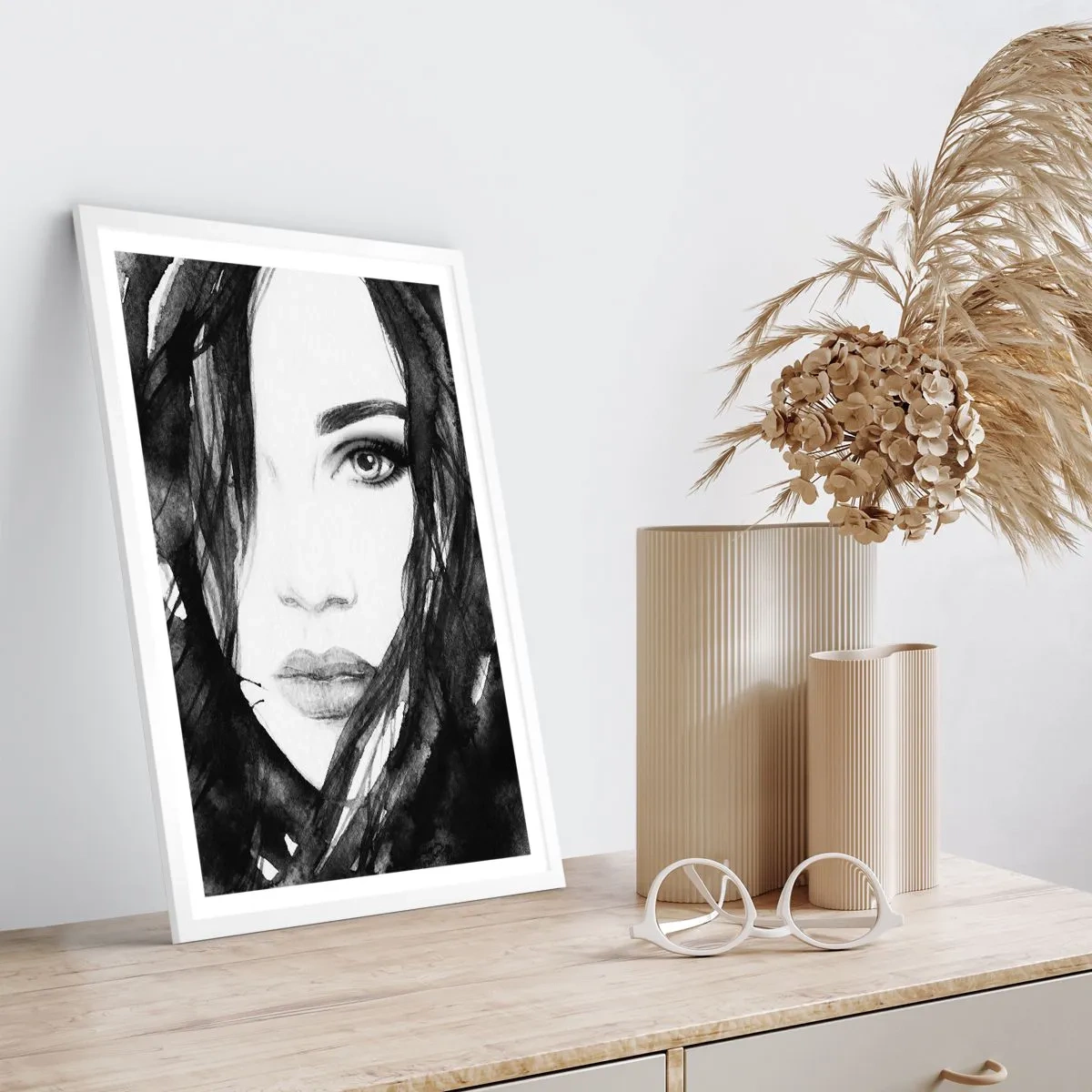 Poster in einem weißen Rahmen - Porträt einer Dame in Schwarzweiß - 50x70 cm