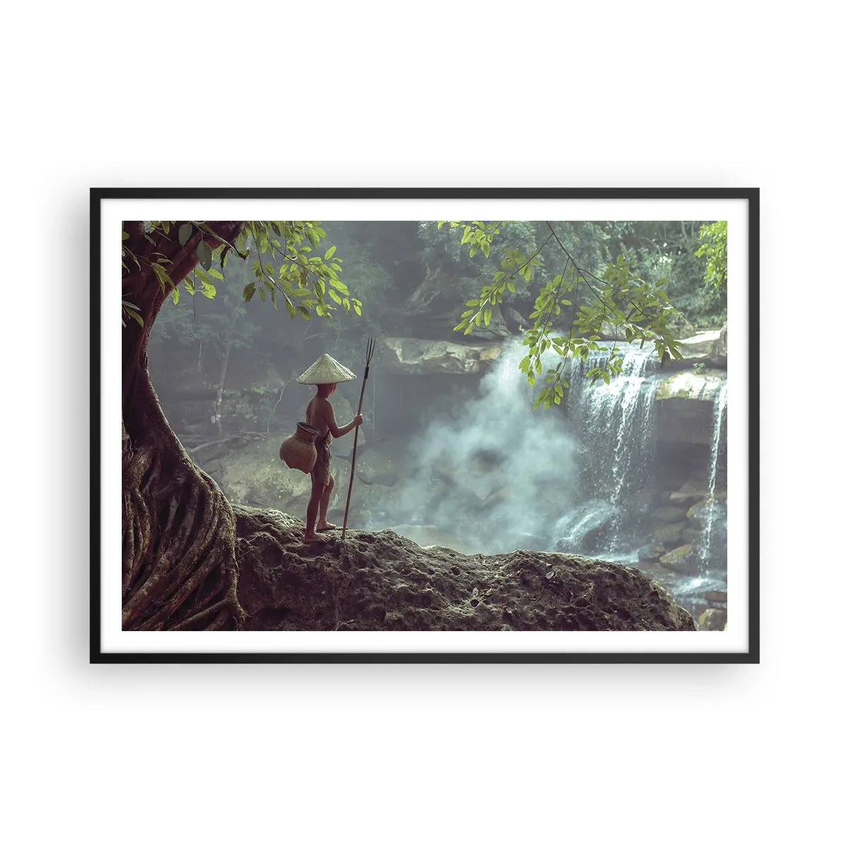 Poster in einem schwarzem Rahmen - Eine Figur mit einem Speer an einem Wasserfall in einem tropischen Wald - 100x70cm - Befreundet mit der Natur - Moderne Wanddekoration für Wohnzimmer und Schlafzimmer ARTTOR