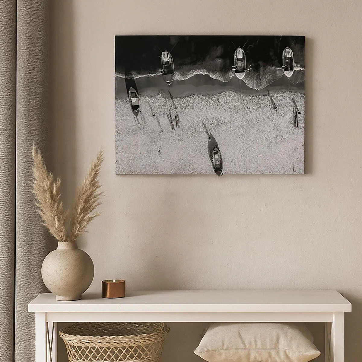 Bild auf Leinwand - Leinwandbild - Schwarz-Weiß-Luftaufnahme von Booten am Strand - 70x50cm - Immer noch am Ufer… - Moderne Wanddekoration für Wohnzimmer und Schlafzimmer ARTTOR