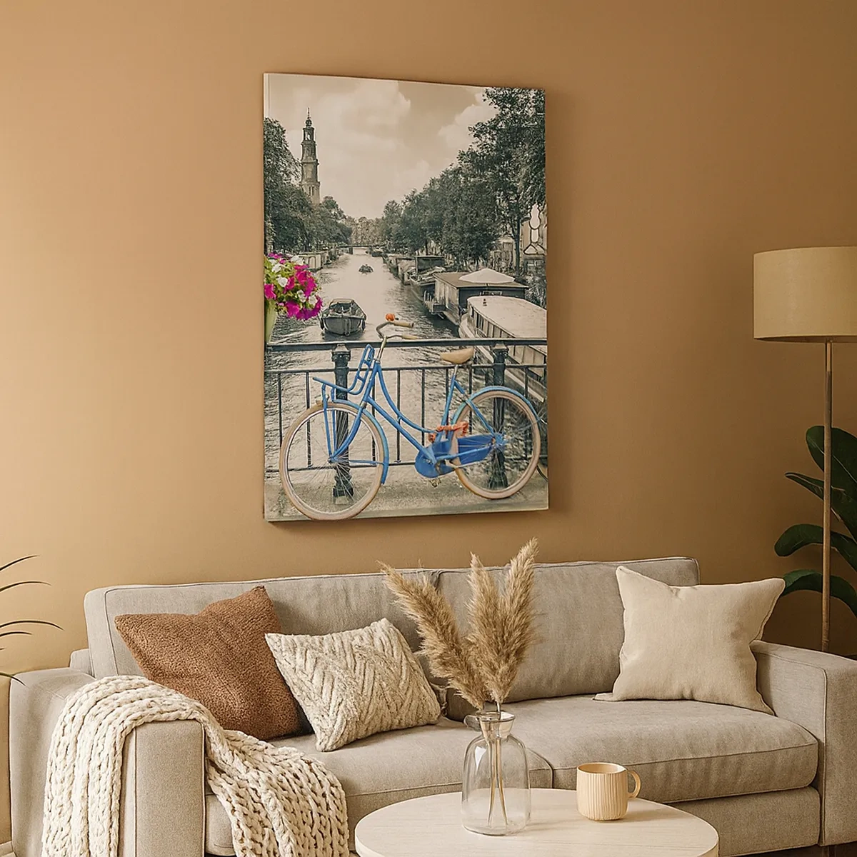 Bild auf Leinwand - Leinwandbild - Eine Brücke mit Fahrrädern und Blumen über einem Kanal in Amsterdam - 50x70cm - Die Farben der Amsterdamer Straße - Moderne Wanddekoration für Wohnzimmer und Schlafzimmer ARTTOR