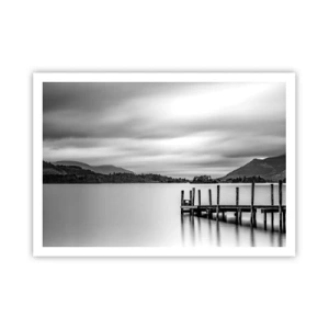 Poster - Schwarz-weiße Landschaft mit einem Pier über einem See - 100x70cm - Milde und Kraft - Moderne Wanddekoration für Wohnzimmer und Schlafzimmer ARTTOR
