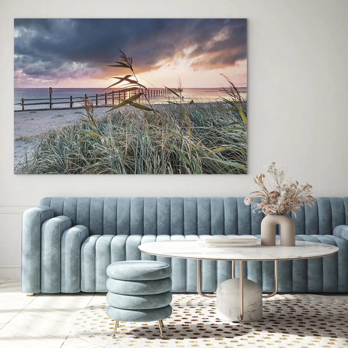 Glasbild - Bild auf glas - Der Strand bei Sonnenuntergang mit Blick auf den Pier, umgeben von Gras - 70x50cm - Es vergeht nicht mit dem Wind - Moderne Wanddekoration für Wohnzimmer und Schlafzimmer ARTTOR